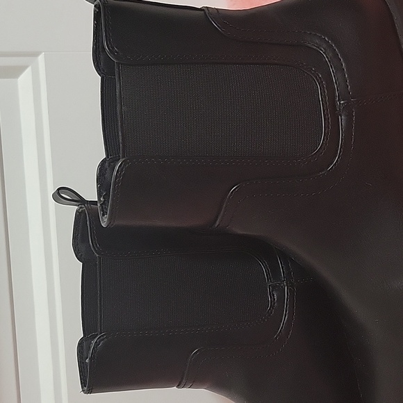 Black size 9 Chelsea boots. - Picture 3 of 4